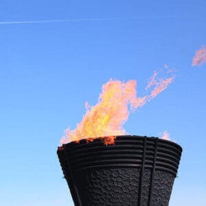 東京五輪は「中止」か「開催」か、著名文化人が署名活動で激突！