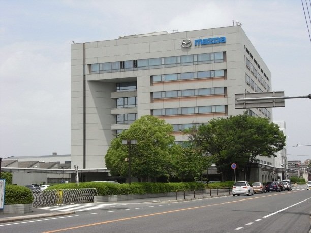 マツダ本社(Taisyoさん撮影、Wikimedia Commonsより)