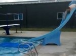 おデブな男がプールの滑り台に挑戦！　衝撃的なオチを見逃すな！