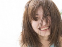 髪、ペトペトしてない……？　体臭がきつそうな女性の特徴4つ