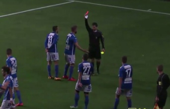 【調子乗りすぎ】スウェーデンのサッカー選手、あるゴールパフォーマンスがやり過ぎで退場処分にwww