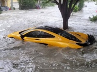 一億円以上がどんぶらこっこ、洪水に流されたマクラーレンの悲惨な風景。