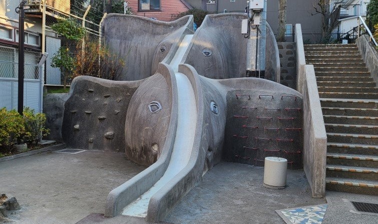 どうしてこうなった　奇怪すぎる「象が連結した滑り台」の謎を追う