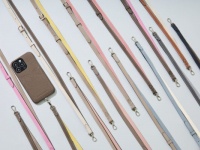 バイカラーがおしゃれ！　コーディネートの差し色が楽しめるスマホショルダーが新発売