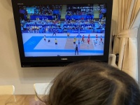 五輪観戦の4歳娘が選手に〝先輩ヅラ〟　「もらうの大変なんだよねぇ」と披露した金メダルに13万人喝采