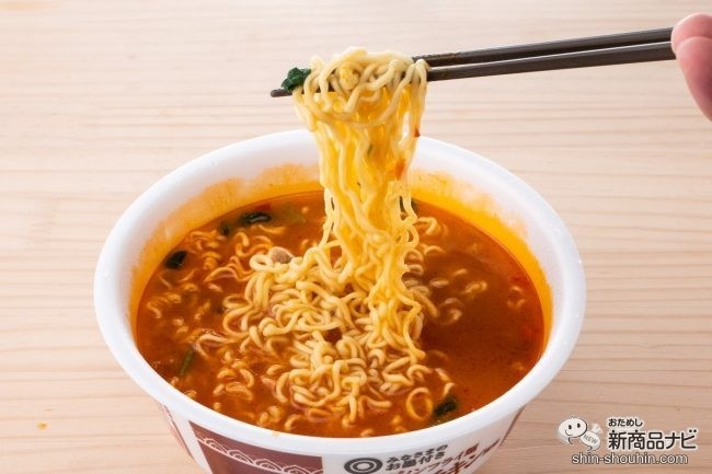 もっちり®ノンフライ麺 バターチキン風味カレー麺　面を箸で持ち上げたところ