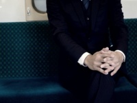 「電車内でぐずり始めた幼い娘。その横で男性客が無言でレシートをちぎり始めて...」（神奈川県・40代女性）