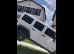 「納得いかねぇ！」　レッカー車に運ばれそうな中、アクセル全開で抵抗したら…