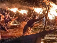 見ているだけでアツくなる！　伝統の「長良川鵜飼」大迫力のクライマックス捉えた１枚がカッコよすぎ