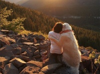 PTSDで不安に押しつぶされそうになっている飼い主にいち早く気が付いた犬、そっと寄り添いぎゅっと抱きしめる
