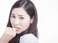 “恋愛マウンティング勝者”だと思っているけれど、まわりからは「かわいそう」だと思われている女性の特徴14