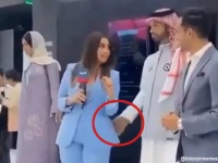 サウジアラビアの男性AIヒューマノイドが人間女性のおしりをタッチ、物議を醸す