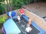 みんなで力を合わせて…！　トランポリンで１人の少年を空高く跳ばす。