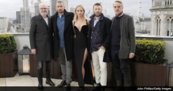 ジェニファー・ローレンス、「冬なのに露出しすぎ」との批判に「ものすごく気分を害した」