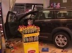 老人が運転する車、ブレーキを踏み間違えすぎて…