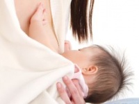 授乳期の女性が気になる胸のしこり（shutterstock.com）