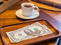 アメリカのチップ問題。しぶる顧客を非難したレストランの店主が物議をかもす