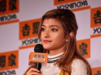 タレントのローラ