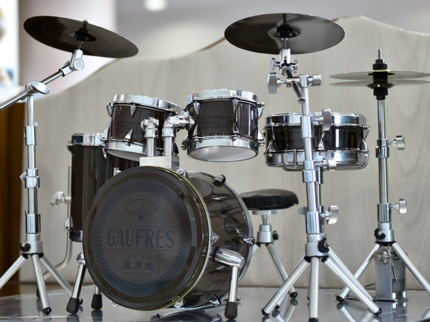 関西人にはお馴染みの「あの缶」が...！　神戸の老舗洋菓子店でめっちゃクールなドラムセットが爆誕する