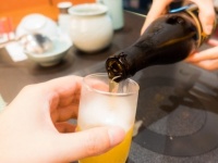 上司との飲み会には武勇伝はつきもの？（画像はイメージ）