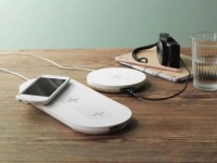 IKEAで発見。デスクになじむ、置くだけ充電器