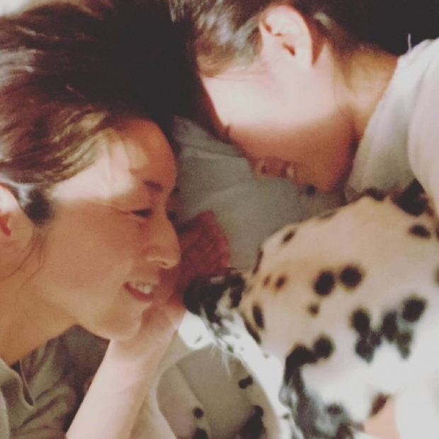 高岡早紀、娘と愛犬との添い寝写真が大反響「微笑ましい」「狙っている感が強い」