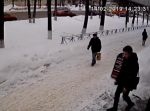 間一髪！　巨大な雪の塊が通行人の目の前に落下しコナゴナに…！
