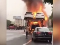 ムチャクチャイナかよ！トランスポーターから大出火発生！火だるまの車を淡々と移動させるドライバーがスゴすぎる