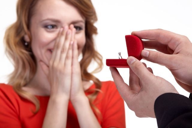 空港でサプライズプロポーズ！なんと、その費用は約19万円！