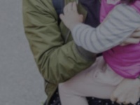 「電車の隣席は母親に抱かれた幼い女児。ぐずりながら私の息子の服のバッジを引っ張り出して...」（長野県・40代女性）