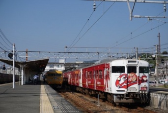 画像は2017年のカープ列車