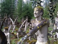 不気味な彫像で埋め尽くされた森、フィンランド「ヴェイヨ・ロンクネン彫像公園」