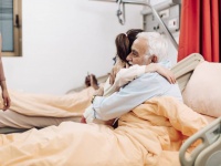 死の間際、認知症患者の記憶が突然はっきりと戻ることがある「終末期明晰」の謎