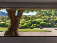 美しい風景画だと思ったら...　島根・足立美術館の巨大窓「生の額絵」から見る庭園に13万人が驚愕