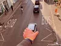 これは楽しい！歩道橋から自由自在に交通整理しているように見える面白トリック