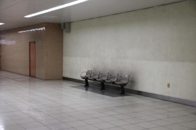 コンコースのベンチはほとんど座る人もいない