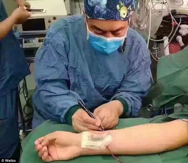 右腕に耳を復元