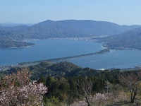 京都府宮津市成相寺にある「成相山パノラマ展望台」から見た天橋立(Asturio Cantabrioさん撮影、Wikimedia Commonsより)