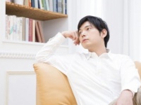 こんな仕草が彼を不安にさせていた!?　悪気のない(?)彼女の態度に対する彼の本音を聞いた！