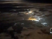 飛んでイスタンブール。夜空の雲海とその下の美しい夜景を捕らえた飛行機からの美しい映像