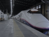 「幼い娘と父と3人で新幹線自由席へ。3列シートの空いてた2席に座ろうとすると、元からいた派手ギャルが」（新潟県・40代女性）