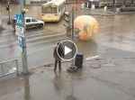 それって道路もイケちゃうの！？　ロシアの大通りで“１球車”が走ってる…