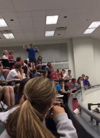 講義中、ゴミ箱へスーパースローを決めた男子学生が一躍ヒーローに！　盛り上がりがハンパない