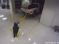 ATMをトラックで牽引し、丸ごと盗もうとした窃盗犯グループ。あまりにも仕事が雑すぎた（アメリカ）