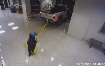 ATMをトラックで牽引し、丸ごと盗もうとした窃盗犯グループ。あまりにも仕事が雑すぎた（アメリカ）