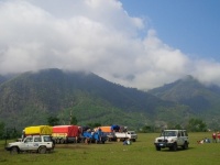 ゴルカの山間地帯を進む国連WFPのトラック。空輸のためのヘリポートも準備予定。Photo WFPGeoff