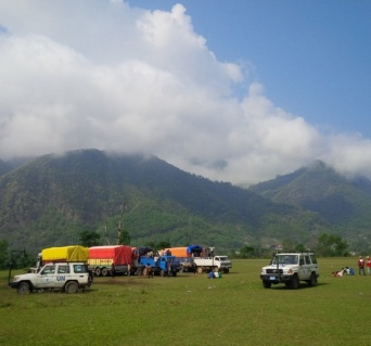 ゴルカの山間地帯を進む国連WFPのトラック。空輸のためのヘリポートも準備予定。Photo WFPGeoff