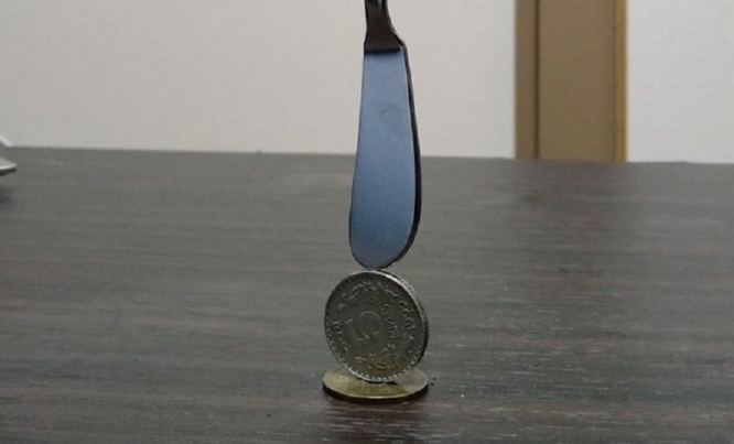 「立つバターナイフ」を買ったのに、立てるの難しすぎ！？　真逆の方向の努力にネット民総ツッコミ「何故ベストを尽くしたのか」