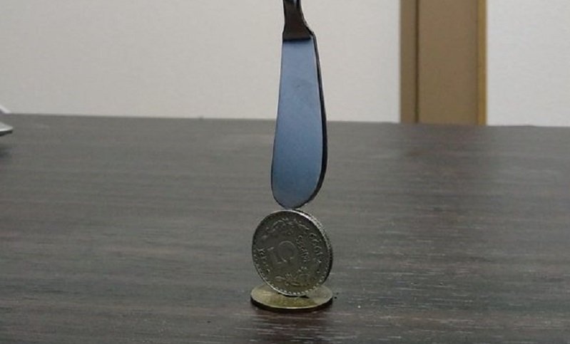 「立つバターナイフ」を買ったのに、立てるの難しすぎ！？　真逆の方向の努力にネット民総ツッコミ「何故ベストを尽くしたのか」