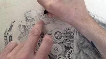 まるで人間プリンターのように描き上げていく。機械と甲殻類を融合させた緻密なるイラスト「メカニカル・バイオロジカル」